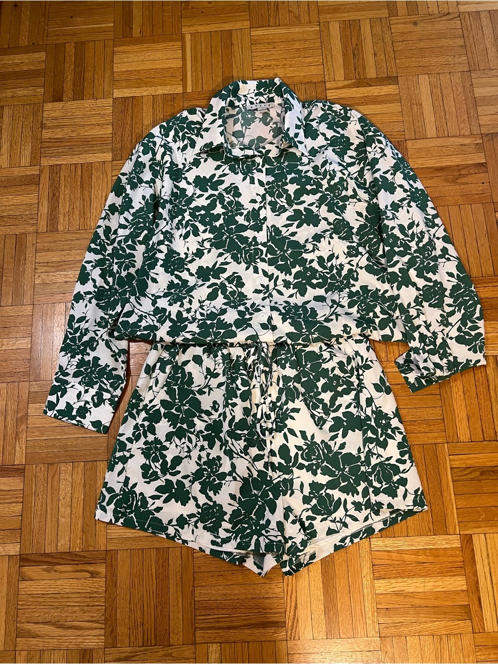 Travel Girlie HYFVE White and Green Floral Matching Set size large
